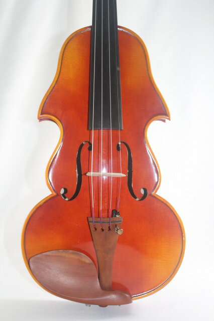 Carlo Antoni 1754年モデルのバイオリンです。ちょっと変わった形をしております。現代のバイオリンのようなパワフルな音ではないですが、暖かみのある音色を奏でます。 バロック期の楽器。 音色： あたたかい。 非常に細かいひっかき傷がニスの表面についています。写真3参照 Wang Wen Qing 2015年の作品。北京に工房を構えており、北京の弦楽器ではとても有名な製作者です。 この製作者の他の作品はこちらです。 ハンドメイド、100% ハンドつや出し 表面は厳選した自然のスプルースを使用。自然乾燥。(12年以上) 裏側は厳選されたメープルを使用。自然乾燥（12年以上） フィンガーボードは黒檀。 ♪バイオリンケースはついていません。♪バイオリンは一体一体手作りなので、似ているかもしれませんが、商品番号の違う商品の画像はそれぞれ異なります。大量生産の品では味わえない、手作り、ONLY ONEのよさをご堪能下さいませ。
