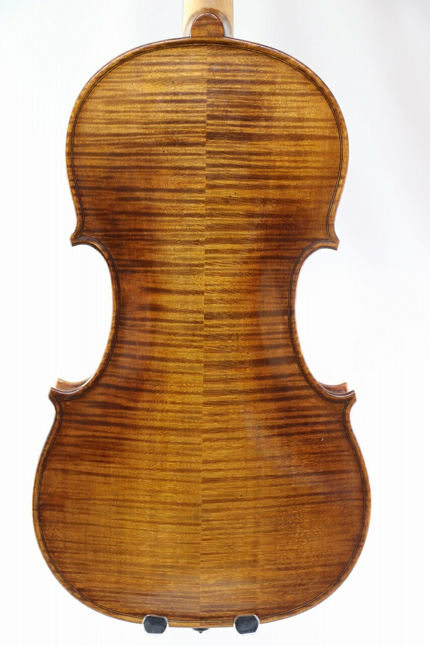 【2001年製作の新作・未使用】 Pavel Stanev 2001 パヴェル・スタネフ　ブルガリア製バイオリン　ソフィア 4/4 製作者：Pavel Stanev (パヴェル・スタネフ、2001年製作、ソフィア） パヴェル・スタネフ（Pavel Stanev）はブルガリア出身の弦楽器製作者です。生年や経歴について公開情報はほとんどなく、2010年頃までにはアメリカに移住したとブルガリアの入手先から聞きました。この楽器はブルガリアの著名製作者Bogomil Tersiev氏の遺族の元で保管されていたものを当店が2011年に直接入手し、保管しているものです。 製作スタイル（モデル・材料・仕上げ） 表板：ロドピ山脈から切り出された年月の経た良質なスプルース。ツー・ピース。 裏板：スリベン地方の良質なバルカン・メープル。ツー・ピース。 側版・渦巻：裏板とマッチングした良質なバルカン・メープル。(Sliven地方産) ニス：下地はゴールデンで仕上げはイエロー・ブラウン色。柔らかい良質なニス。若干ニスの傷みがみられます。 ペグ、テールピース、エンドピン、顎当てはすべて良質黒檀。 テールピースに装着したアジャスターはWITTNERのシルバー。 駒はフランスの DESPIAU の一つ星。 弦はPIRASTRO社のTONICAを装着。 Length: 355mm Upper bouts: 168mm Middle bouts: 117mm Lower bouts: 206mm 調整済みです。経験豊かなアドバイザーにこの楽器を実際に手にして評価いただきました。以下がその感想です。（2011年当時） 『洗練された雰囲気の外観。アーチはやや高めの楽器。音色は全体的に破綻が少なく、キンキンした感じもない。高音は柔らかく、鈴か小鳥を聞いているようである。全体的にまだ若い感じの音色だが、明らかに今後の成長が期待できる。演奏中に手に楽器の振動がよく伝わってくる。』 ブルガリアの伝統に倣い、スタネフ氏のバイオリンも地元産材が用いられています。ブルガリアの名工アポストル・カロフェロフは「ロドピ山脈産のスプルース材とバルカン山脈産のシカモア（樺）材」を使用すると述べており 、同様にスタネフ氏もロドピ（Rhodope）産のスプルースを表板に、バルカン山脈産のメイプル（シカモア）を裏板・側板に使ってます。ソフィアブランドの楽器販売ページでも、「バルカン産の選び抜かれた木材を使用」「古色仕上げ（アンティーク風ニス）」といった仕様が紹介されており 、この記述とほぼ同様の素材・仕上げがスタネフ氏の製作にも当てはまるものと思われます。ボディの仕上げ色はゴールデン～イエロー・ブラウン系とされ、柔らかく深みのあるアンティークニスがかけられているようです 。 この製作者の楽器を使って演奏した音源もありますのでクリックして聞いてみてくださいませ。経験豊かなブルガリア人製作者がバルカン地方の良質な木材を使用して精魂込めて作り上げた作品です。2011年までブルガリアの著名製作者Bogomil Tersiev氏の遺族の元で保管されていました。今まで人手に渡っていなかった新作です。製作自体は2001年です。