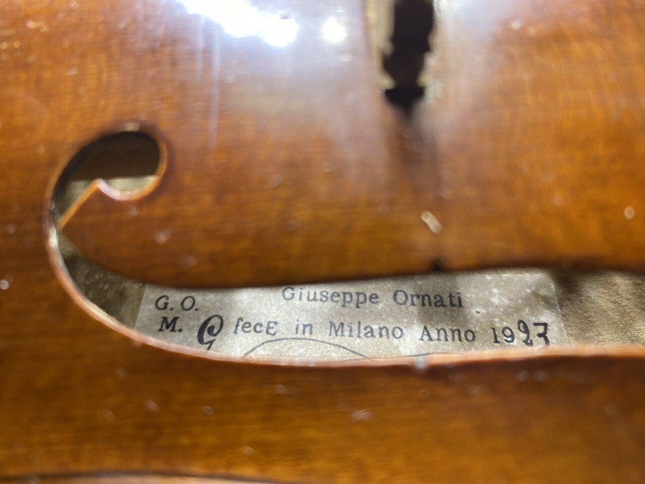 イタリアンラベル　Giuseppe Ornati 1923 ラベル： Giuseppe Ornati fece in Milano Anno 1923 楽器は日本にありますので、直ぐに発送できます。 状態は非常によく、甘美な音色を出すヴァイオリンです。その至福の音色はそれを弾き出すことのできるバイオリニストに値する価値のあるものです。 委託販売分の楽器で現在のオーナーは英国在住のイギリス人です。鑑定書はありませんので、真贋の証明はできません。ラベルドということでご理解お願いします。英国人の友人、ニックが所有している楽器です。（彼は演奏の腕も素晴らしく、クレモナのみならず欧州・北米各地にコネクションがあるディーラーでもあります。）鑑定書はありませんので、真贋の証明はできません。ラベルドということでご理解お願いします。