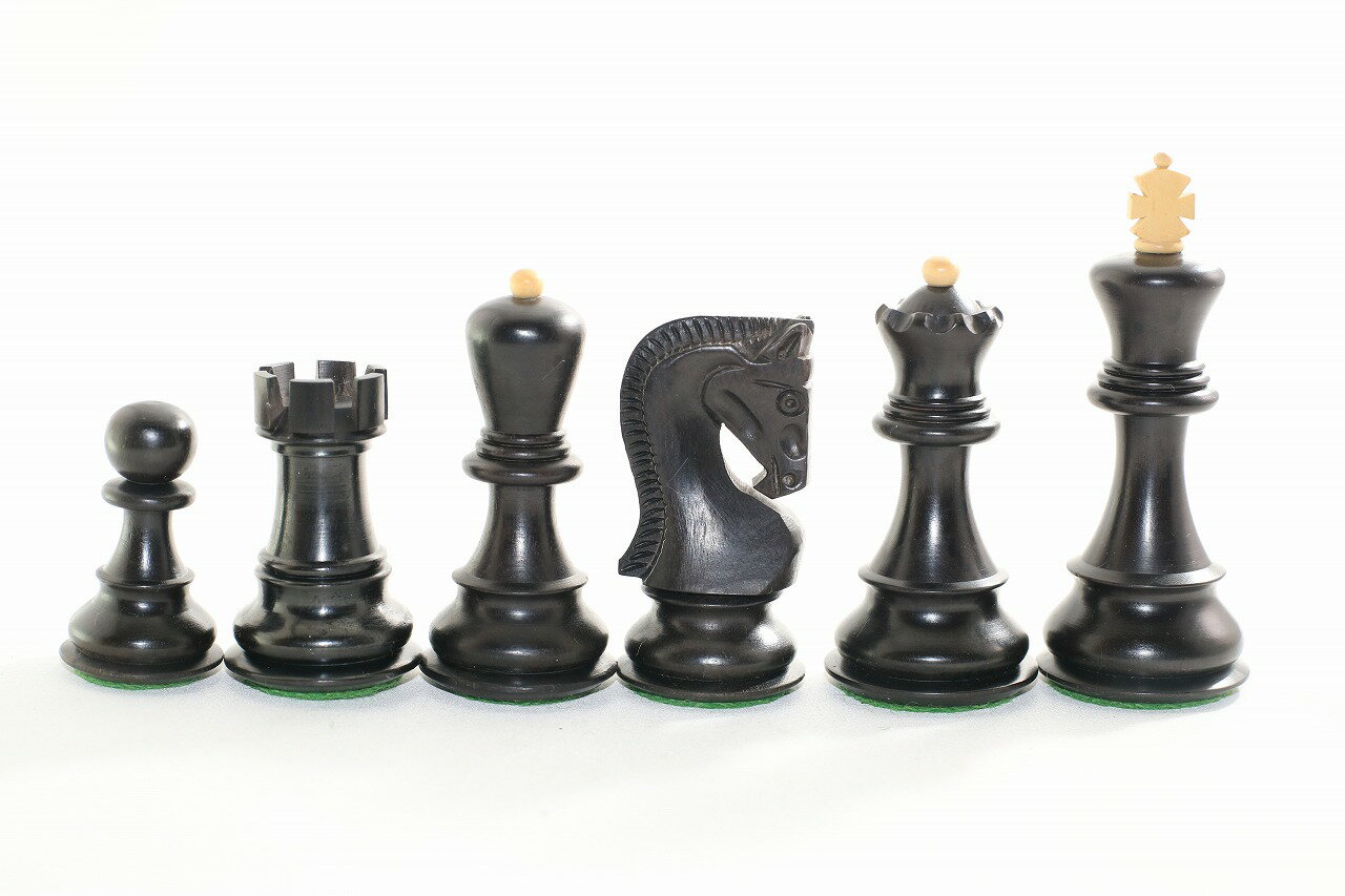 ハンドメイド高級　チェス駒セット　♪ロシアン・モデル　黒檀・柘植♪　　キング3.75インチ ハンドメイドの高級チェス駒です。製作会社は国際チェス社会では世界的に有名なメーカーです。(他店のような中国製のものではありません！) 世界チャンピオンを幾人も生んだチェス大国ロシア、特に旧ソ連時代(チェス黄金期)によく使われたモデルです。ナイトの形状の他、キング、クイーン、ビショップの頭のチップにその特徴がみられます。細かなことを言えば、足元のラインもロシアン・モデル独特の重厚な美を備えています。 チェスをやるからにはロシアは外せません。店長お奨めの駒セット！ 駒のスタイル：　ロシアン 材質：黒は黒檀、白は柘植 キングの高さ： 3.75インチ (約9.5 cm) 昇格用クイーンもついています。 生産国：　インド 盤は別売りです。チェス・ピースのみです。20-21インチ用のボードが適合サイズでお薦めです。 その他のチェス用品はこちらをご参照くださいませ。ゆうパックでの発送です。