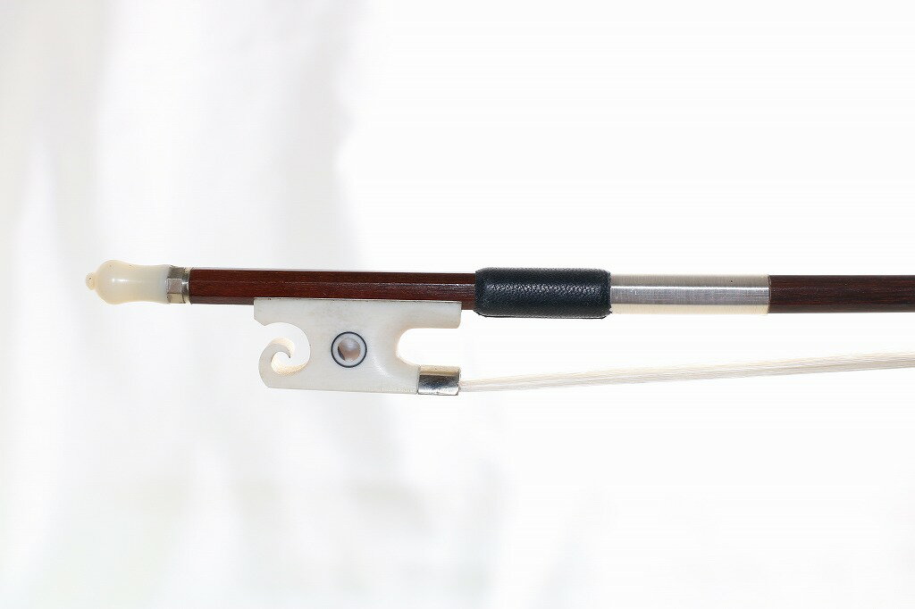 ペルナンブコ（Pernambuco、フェルナンブコ）の弓です。ブラジル産の高級素材です。 バイオリン用、67g 毛はモンゴリアン馬（蒙古馬）の尻尾の良質な毛を使用しています。 フロッグは人工アイボリーです。美しいです。 強度、しなりのバランスのとれた弓です。 製作者は蘇州市のP.F. Pan氏で弓製作専門の職人さんです。ひとりの弓職人が最後の工程まで手作りで丁寧に作った作品ですので、機械化された工場での大量生産品とは違うハンドメイドの良さを味わってくださいませ。