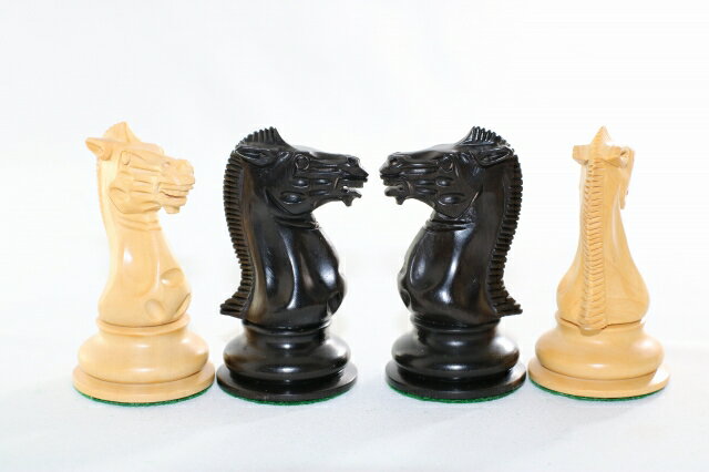 ハンドメイド高級　チェス駒セット　♪スペシャル・スタントン 黒檀・柘植♪　　キング4.5インチ ハンドメイドの高級チェス駒です。製作会社は国際チェス社会では世界的に有名なメーカーです。(他店のような中国製のものではありません！) 今日競技チェスで使われているスタントン・モデルですが、『特別に』精巧に作らせた駒です。ナイトをご覧くださいませ。量産品のナイトには見いだせない美しさを備えています。 競技に使えるほど実用性に優れていながら、芸術性もある駒です。キング、クイーン、ビショップ、ポーンは掴みやすいスタントン特有の造形です。 駒のスタイル：　スターントン Staunton 材質：　白は柘植、黒は黒檀 キングの高さ： 4.5インチ (約11.6 cm) 昇格用クイーンもついています。 生産国：　インド 盤は別売りです。チェス・ピースのみです。20-21インチ用のボードが適合サイズでお薦めです。 その他のチェス用品はこちらをご参照くださいませ。ゆうパックでの発送です。