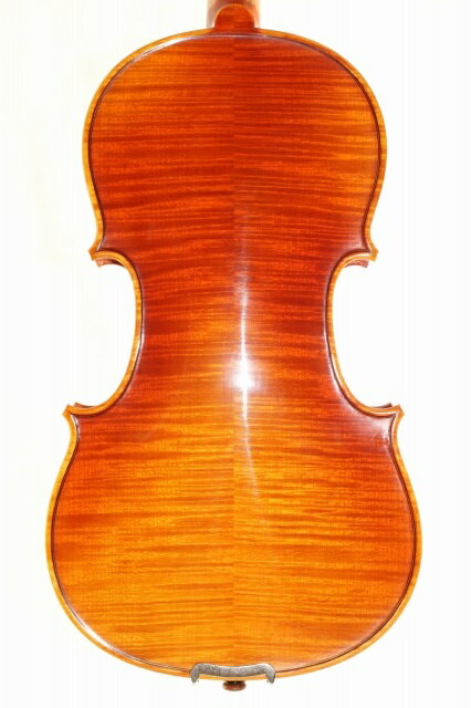 Francois Chanotがデザインし、George Chanot（もしくはJean-Baptiste Vuillaume）が1819年に製作したとされる傑作のモデルです。 スクロールが上ではなく下に折れているのが特徴的です。BodyはギタータイプのF字孔やひょうたん型のものでなく、通常のバイオリンの形をしております。 木目のきれいなメープル裏板です。表板も濃密な木目の高品質スプルースです。 バイオリンケース、弓もついています。 製作者：Wang Wen Qing　(北京)　2018年製作 ハンドメイド、100% ハンドつや出し 表板は厳選したスプルースを使用。自然乾燥。(12年以上) 裏板は厳選されたメープル材を使用。自然乾燥（12年以上）バイオリンは一体一体手作りなので、似ているかもしれませんが、商品番号の違う商品の画像はそれぞれ異なります。大量生産の品では味わえない、手作り、ONLY ONEのよさをご堪能下さいませ。