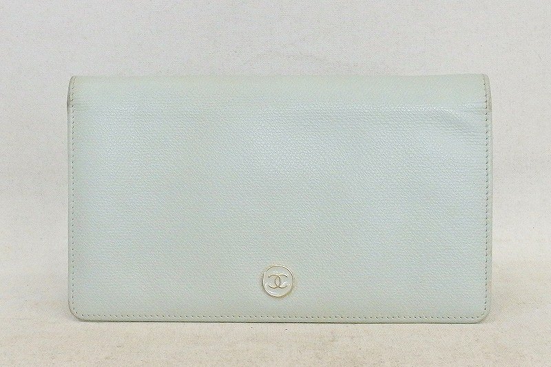 【中古】CHANEL シャネル 型押しレザー　ココ丸ボタン 2つ折り長財布　*ストラップ取れ ライトブルー