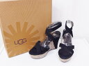 ブランド名UGG(アグ)商品名ARIAH アリア　サンダル ウェッジソール　ストラップ 1002511カラーブラック サイズ ( cm )サイズ表記 ： 23.0cm・ ヒール高さ 11cm・ ヒール残 7/10素材アッパー：天然皮革 ソール：ゴム底季節の目安・春夏　※品質タグや素材もご参考ください付属品元箱/コンディションレベルB+（通常中古品）コンディションレベルの備考【全体】目立つ箇所や場所にキズや擦れ・汚れなどが見当たるものの、コンディション自体は悪くない中古品です。【詳細】ソール部分やかかと部分にスレ、インソール部分に若干の汚れあります。※お客様のご都合によるサイズ違いや状態による返品はしておりません。写真や内容を良くご確認のうえ、ご入札・ご購入くださいませ。管理番号(弊社使用欄)nm4424199638 【3b30】【SSS】【CBK】【Vision】【ビジョン】≪≫UGG アグ ARIAH アリア　サンダル ウェッジソール　ストラップ 1002511 ブラック