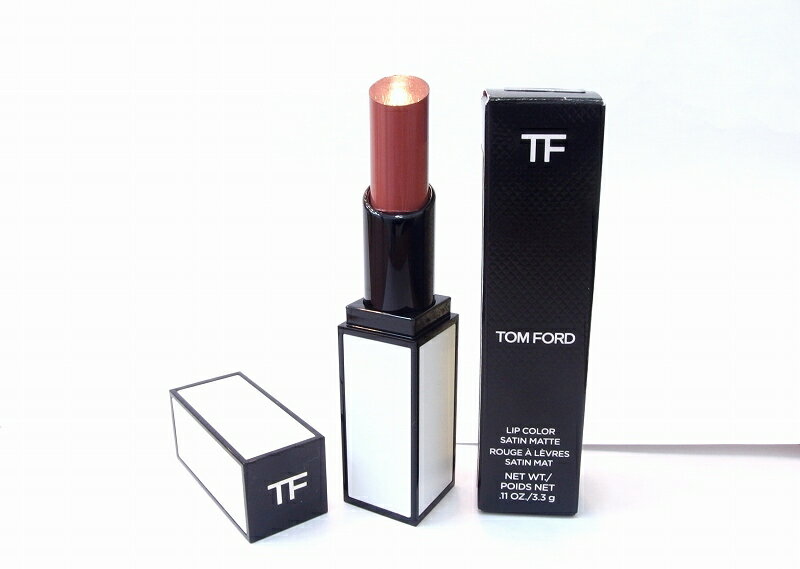 ブランド名TOM FORD(トムフォード) トムフォード についてU.S.A.のブランドTOM FORD。デザイナーのトム フォードはグッチ、イヴ サンローランのクリエイティブ ディレクターとして活躍し、2005年から自らのブランドを主催しています。レディスファッションにメンズファッション、香水やコスメ、そしてアイウェアと様々な分野へ展開しており、ハリウッドスターからセレブリティ、日本の芸能人に愛用者が大変多いことでも有名。商品名未使用品！リップ　カラー　サテン　マット ＃01R インティメイトローズ カラー＃01R インティメイトローズ 国内定価7,920円商品説明たった一塗りで、唇をあざやかな色で彩るリップカラー。濃縮されたカラー ピグメントが妖艶で美しい発色を叶え、豊富に配合された海洋由来成分とコラーゲンで、唇にふっくらと肉感的な、ヴェルベットを思わせる究極の仕上がりをもたらします。＃01R インティメイト ローズは柔らかなヌード ピンク。容量 ( g )3.3g付属品元箱/コンディションレベルN・（未使用）コンディションレベルの備考【N の目安】未使用品の状態です。撮影のために開封することはありますが、使用された形跡の見られないお品ですメール便可こちらの商品はゆうパケットにて発送可能です（全国一律300円）【ポスト投函便】 【配送補償なし】【追跡番号有り】【代引き不可】【日時指定不可】※代引きや、日時指定、配送の補償をご希望の場合は、ご注文の際に【普通宅配便】をお選びください管理番号(弊社使用欄)kz4804210065 【4b66】【Vision】【ビジョン】≪≫TOM FORD トムフォード リップ　カラー　サテン　マット ＃01R インティメイトローズ ＃01R インティメイトローズ