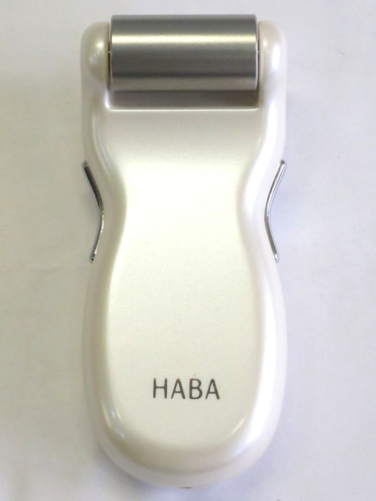 ブランド名HABA(ハーバー)商品名新品同様！イオンマイエステ 家庭用イオン美顔器 商品説明美容成分をイオン化し、さらに肌の奥深くに届けるイオンケア美顔器。肌に透明感やハリ、ツヤ、潤いを与えます。さらに、クレンジング機能で、通常の洗顔では取りきれない汚れを吸着し、美しい素肌に導きます。サイズ ( W * D * H )幅 約 50mm 奥 約 41mm 高 約 110mm備考動作確認済 お買い上げ年 2020年付属品外箱、ACアダプター、説明書コンディションレベルS・（新同品）コンディションレベルの備考【S の目安】元箱等の付属品に汚れや凹み・キズがあるか、またはそれらは無いけれど、商品そのものには使用感が見られない新品同様に近い状態です。※付属品や元箱の有無は商品写真をご確認ください【詳細】外箱、シール剥がした跡あり管理番号(弊社使用欄)kb5212232814【Vision】【ビジョン】≪≫HABA ハーバー イオンマイエステ 家庭用イオン美顔器