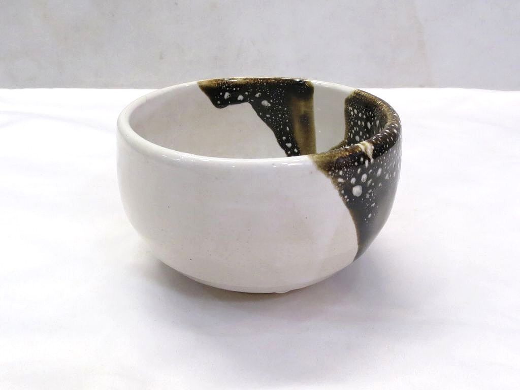 商品名抹茶茶碗　美濃焼　茶器　和食器　風情　和風デザイン カラーホワイト サイズ ( 長さ * 幅 )長さ ・7.2cm*幅 ・11cmコンディションレベルAA・（美品）コンディションレベルの備考【AA の目安】状態の良い安心してお使い頂けるお品です管理番号(弊社使用欄)kb5212233188 【6g09】【Vision】【ビジョン】≪≫抹茶茶碗　美濃焼　茶器　和食器　風情　和風デザイン ホワイト