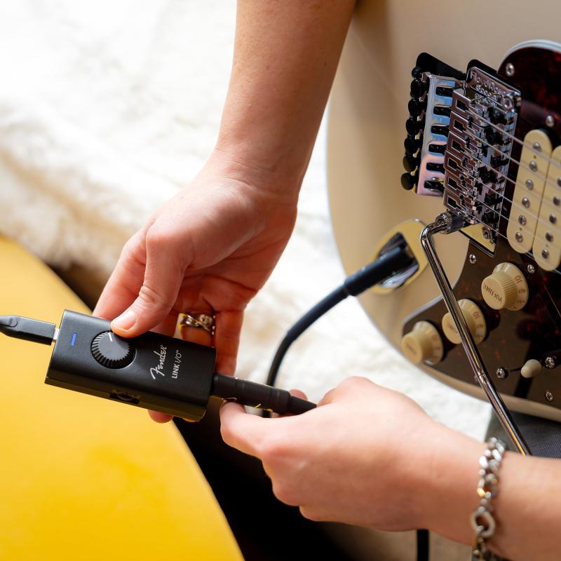 ビジョンストアのFender フェンダー エレキギター＆ベース用オーディオインターフェイス Link I/O｜アングル2