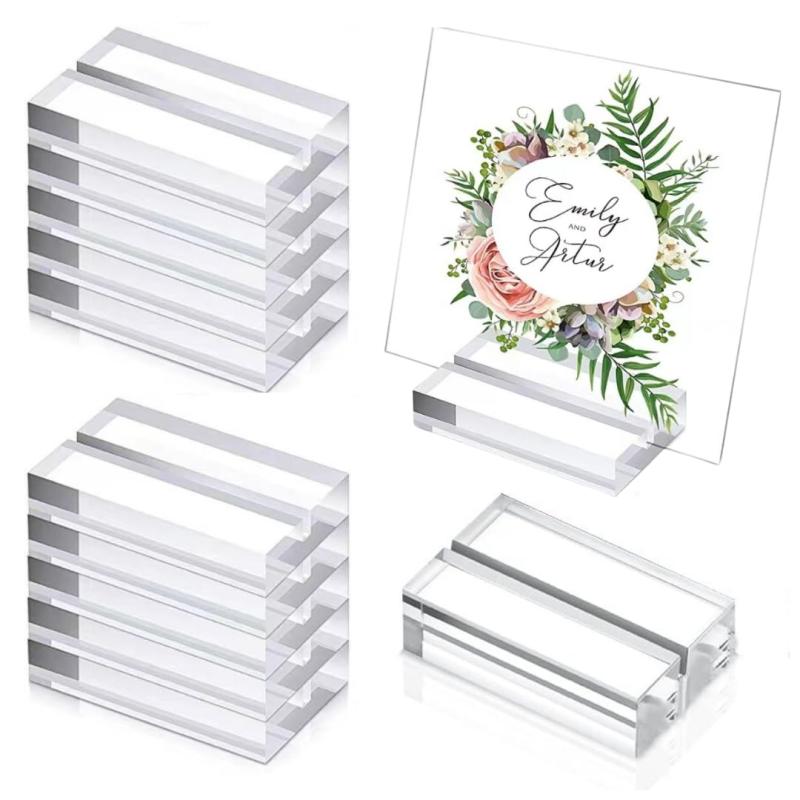 I'm so happy メモスタンド アクリル ディスプレイ プライスカード立て ミニ 卓上 おしゃれ シンプル 10個【シンプルで使いやすいカードスタンド10個セット】高透明アクリル素材を使用したカードスタンド10個セット。シンプルで洗練されたデザインが、あらゆるスタイルや空間にマッチ。狭いスペースでも使いやすいサイズで、オフィス、店舗、家庭まで幅広く活躍する便利なアイテムです。【クリア素材でカードを美しくディスプレイ】シンプルでクリアなアクリル素材を使用し、あらゆるスタイルや家具に自然にマッチします。小型サイズのため、狭いスペースでも活躍し、フォーマルな会議や日常のディスプレイにも最適。透明感が高いため、どんなカラーのカードやメッセージも美しく引き立てます。【あらゆるシーンに】ショップカードや名刺、値札やアクセサリーの台紙など、多様なアイテムを美しくディスプレイ可能。店舗でのポップ立てやメニュー表示、結婚式やパーティーでの席次立てにも最適です。2つ並べれば長いカードも安定して飾れるため、オフィスや家庭、イベントで幅広く活用できます。【商品詳細】セット数：10個　サイズ：5×3×1cm　素材：アクリル　キズ防止のため、カードスタンドの両面に保護フィルムが貼ってあります。剥がしてからご使用ください。