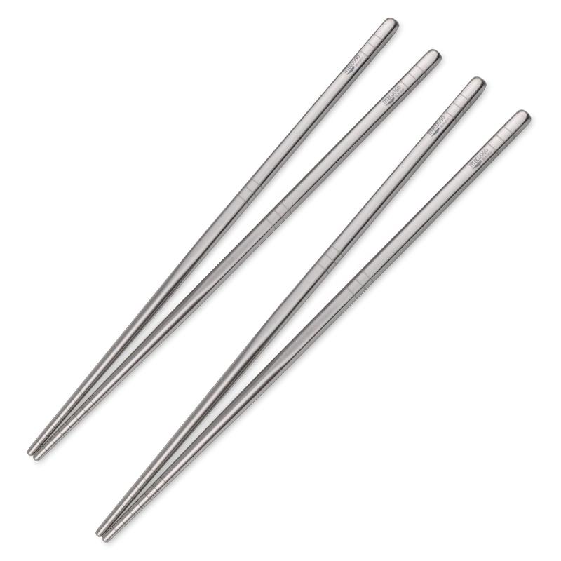 TITECOUGO 純チタン角箸 アウトドア箸(約20g、長さ23cm、幅0.7cm) 滑り止め 無塗装 中空構造 軽さ 耐久性抜群 可直火焼 キャンプ バーベキュー 寿司 出張で使う 収納袋付き 1膳/2膳材質: 純チタン製 箸，99.8％最高純度，表面: サンドブラスト。中空構造パラメータ: 長さ: 約23 cm。重量: 約19.2 g/膳，太さ(幅): 約0.7 cm，パッケージリスト: チタン製箸 *2膳，収納袋 *1耐久性と安全: 純チタン箸，強度が高い,軽さ,耐腐食性,表面が酸化物の皮膜によって保護されるため、空気中ではプラチナや金とほぼ同等の強い耐蝕性を持ちます，また、金属臭がしないので、食べ物等の風味を壊さない滑り止め中空構造: チタン箸の先端に滑り止め構造により小さいや丸状食べ物或いは細長い麺等を取っても落ちにくい、使い勝手がいい。本体が中空構造なので、持ち手に負担をかけません。熱伝導率が低いですので,料理から熱がうばわれにくいため,アツアツの料理が食べられる傍ら,箸自体は熱くなりにくいです。箸はチタン製ですから(金属製品)、ぶつかると音がします様々なシーン活躍: 専用箸袋が付き,持ち運びが容易で、洗いが簡単です。ピクニック,キャンプ,BBQ,旅行する等にはもちろん、日常使用にも活躍できます