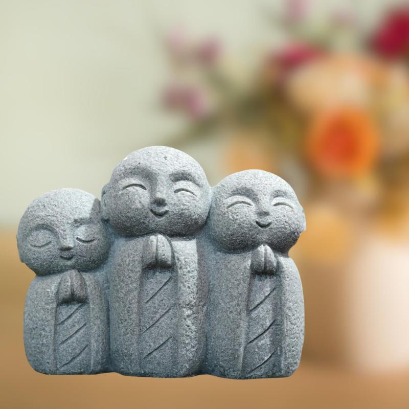 【良品CUORA】お地蔵さん 置物 オジゾウサン オキモノ 石オブジェ 可愛い 仏像ミニ 可愛い 御影石 地蔵菩薩 お地蔵様 癒し 仏像 石 守り神 お地蔵さまオブジェ可愛らしいお地蔵さんの置き物です。高さ約6cmの掌サイズ。青石砂を使用した重厚な石材製で、お部屋のオーナメントやガーデンオーナメント、アクアリウムにも適しています。愛らしく優しい慈悲を表した表情のお地蔵様は心が和み癒されます。「無病息災」「除災招福」「商売繁盛」「学業成就」など、お地蔵様に願いを込めて飾られています。石材製なので水中内の使用に適しています。アクアリウムのオーナメントとしてもおすすめです。