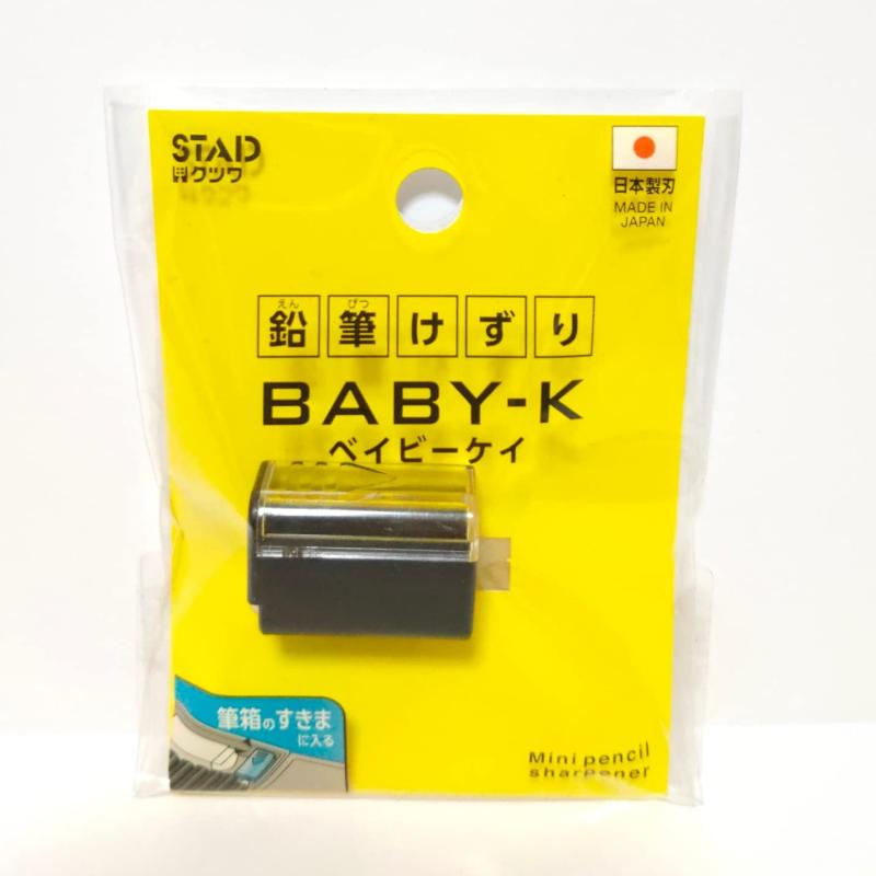 クツワ 鉛筆けずりベイビーケイ BK（ブラック）RS031BK製品名: クツワ 鉛筆けずりベイビーケイ BK（ブラック）製品タイプ: 鉛筆を効率的に削ることができる実用的な鉛筆削り器ですカラー: ブラック（BK）のスタイリッシュなデザインで、デスク周りをすっきりと演出しますブランド: クツワの高品質な文房具シリーズのベイビーケイモデルです用途: 学校、オフィス、自宅での鉛筆削りに便利な実用的なアイテムです