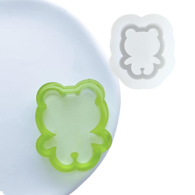 【シリコンモールド B0178】くま シャカシャカ シェイカー 熊 クマ テディベア アニマル 動物 キーホルダー バックチャーム シリコンモールド レジン型 オルゴナイト 装飾 UVレジン LEDレジン 目立つサイズでバックチャームにもおすすめ【注意事項】 完成品は付属しておりません。シリコンモールドの型のみとなります。 完成した作品にくもりのようなものができてしまうことがあります。 ホコリ等付着している場合がございますので、取り除いてからご使用ください。 完成作品に影響が無い部分の汚れ、多少のサイズの誤差等は良品の範囲内とさせていただきます。 多少の歪み、厚みの高低差がある場合がございます。 シリコン型は消耗品です。使用回数を重ねる毎に劣化していきます。消耗具合は使用方法などにより異なるようです。 型の色やサイズ、硬さは入荷ロットごとに異なる場合がございます。作成出来る形が同じ場合は同一商品扱いとさせて頂きます。