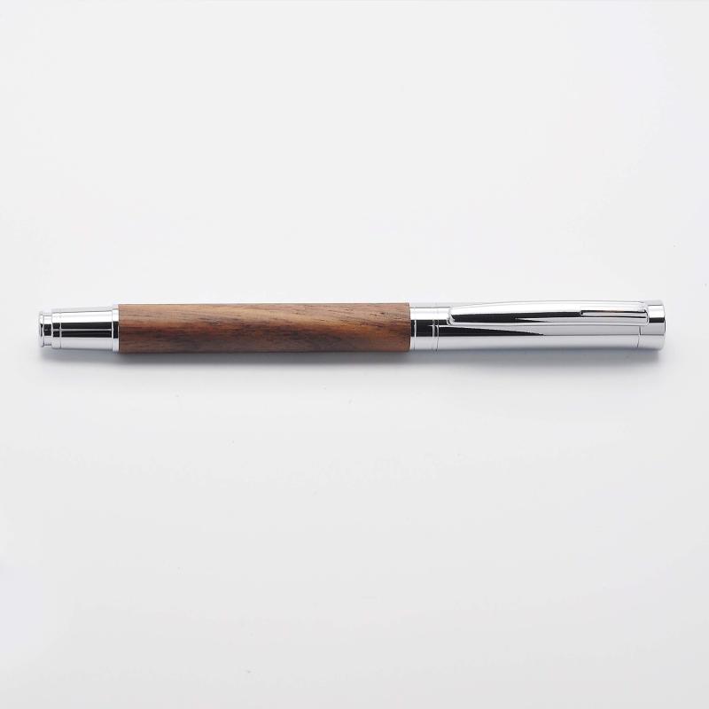 LACHIEVA LUX 高級筆記具 天然木カリン、ドイツ製のペン先 水性ボールペンギフトセット 贈り物*商品特徴：ボディーはカリン材でキャップはシルバーの金属製です。インクはドイツの有名ブランドSCHNEIDERを採用しています。質感がある高級ペンケースも付属しており、入学・卒業・昇進・退職など人生の節目に贈るギフトにオススメ。*セット内容：水性ボールペン*1　ボックス*1　予備インク（ブラック）*1　予備インク（ブルー）*1*サイズ：長さ135mm　軸径10.6mm*重さ：34g