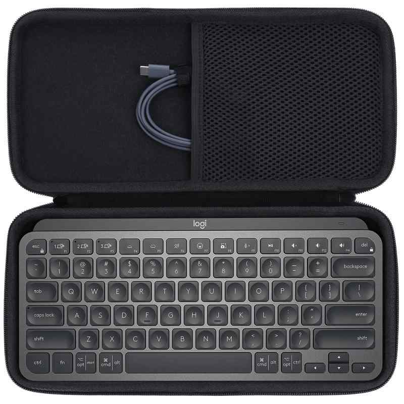 Lebakort収納ケース 対応可能ロジクール Logicool MX keys mini KX700 ワイヤレス キーボード（ブラック ケース）【高品質素材】このと互換性のあるLogicool(ロジクール) MX keys miniキーボード収納ケースは、耐久性の高い素材で作られており、長時間の使用にも耐えうる優れた保護機能を持っています。外側は撥水性に優れた素材を使用することで、長期間使用しても色あせたり劣化したりすることがありません。内側には柔らかく起毛した素材が使われており、パソコン用キーボードの傷つきを防ぐだけでなく、衝撃吸収性にも優れています。【多機能性】と互換性のあるLogicool(ロジクール) MX keys mini パソコン用キーボード収納ケースは、MX Keys Miniキーボード専用に設計された優れた保護機能を持ち、外側は耐磨性があり、内側には柔らかく起毛した素材が使われており、衝撃吸収性も優れています。この収納ケースは、パソコン用キーボードだけでなく、ケーブル、アクセサリーなどの小物を収納できる。丈夫なファスナーが付いており、持ち手のデザインも考慮され、手にしっかりフィットし、持ち運びが容易になっています。【持ち運びやすさ】と互換性のあるLogicool(ロジクール) MX keys mini キーボード収納ケースは、そのコンパクトで軽量な特性により、利用者がバッグの中に簡単に収納できます。さらに、この軽量な設計は長時間使用しても疲れにくく、ストレスを感じることなくパソコン用キーボードを持ち運べます。と互換性のあるLogicool(ロジクール) MX keys mini パソコン用キーボード収納ケースは耐久性に優れており、長期間使用しても劣化することがありません。【ユーザビリティ】と互換性のあるLogicool(ロジクール) MX keys miniキーボード収納ケースは、利用者がバッグの中に簡単に収納できます。内部には衝撃吸収性に優れた起毛素材が使われており、多数のポケットや仕切りがあり、マウスやノートPCなど、周辺機器を同時に持ち運ぶことができます。丈夫なファスナーでパソコン用キーボードが確実に固定でき、持ち運びもスムーズな持ち手デザインになっています。このような機能性とデザインの組み合わせは、利用者に便利さとスタイルを提供します。ケースのみとなります（注：に適合するLogicool MX keys miniキーボードや用のに適合するLogicool MX keys miniキーボードアクセサリーは含まれません）。