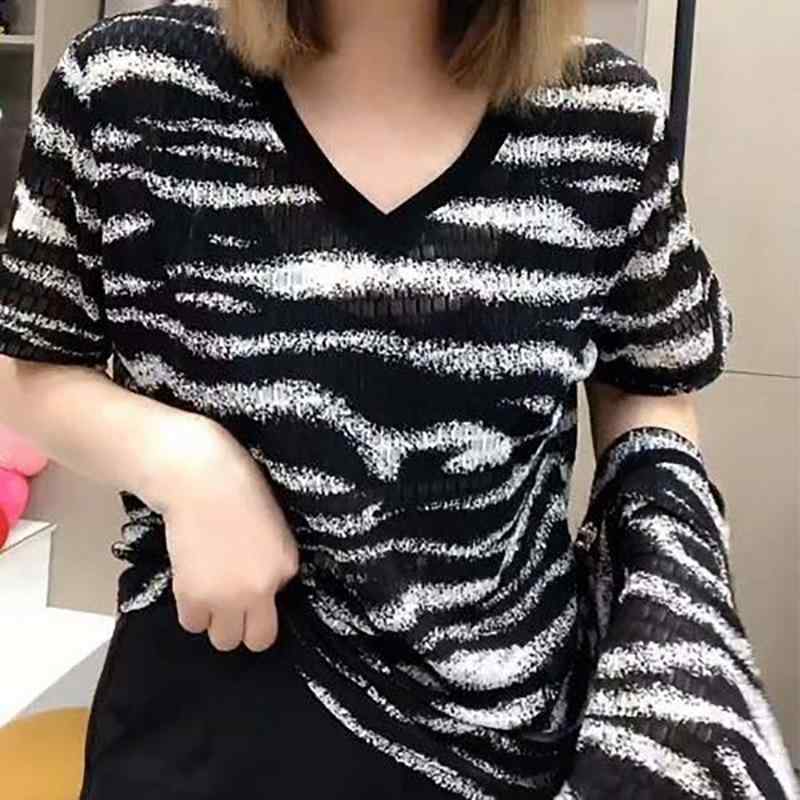 ゼブラ 柄 大きい サイズ レディース 夏 新作 韓国 風 半袖 Tシャツ スリム カバー 肉 芸術 的 万能 トップス生地名: その他主な生地構成: その他スタイル: プルオーバースタイル,レトロスタイル袖丈: 半袖商品番号: キヤノン-8741バージョン: ルーズタイプ服の長さ: 通常スタイル（50cm&amp;lt;長さ≦65cm）襟のタイプ: Vネックスリーブタイプ: レギュラースタイル発売年・発売時期: 2025年夏色: ゼブラカラーサイズ: L,2XL,M,XL,3XL,4XLスタイルタイプ: 文学的なレトロ主な生地成分の含有量: 95%以上製品カテゴリー: Tシャツ
