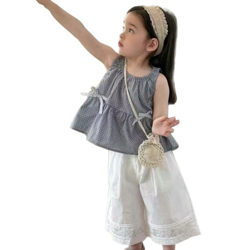 ・カテゴリ: 子供服セット・性別: 女の子・スタイル: 韓国風・セット内容: トップス、パンツ・セット点数: 2点・対象年齢: 3〜8歳（身長100〜140cm）・袖丈: ノースリーブ・フード: フードなし・パンツ丈: 7分丈・生地加工: 柔軟加工・厚み: 薄手・柄: ドット柄・主な素材: 綿90%・安全基準: B類・留め具の種類: プルオーバー・カラー展開: セット（トップス＋パンツ）、ドット柄トップス、ワイドパンツ・サイズ展開: 90cm、100cm、110cm、120cm、130cm、140cm