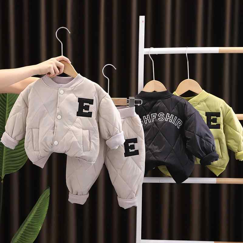 ・カテゴリ: キッズ用セットアップ・対象性別: 男の子・スタイル: 韓国風・セット内容: ジャケット、ロングパンツの2点セット・対象年齢: ベビー・キッズ（1～3歳、身長80～100cm）・袖丈: 長袖・フード: なし・パンツ丈: ロングパンツ・生地加工: ソフト加工・厚さ: 極厚・柄: アルファベット、格子柄・デザイン要素: スポーツ、セットアップ、格子、アルファベット、ストリート風・主な素材: 綿90%・安全基準: Aクラス・留め具の種類: シングルブレスト・カラー展開: グリーン（E字中綿ジャケットセット）、ベージュ（E字中綿ジャケットセット）、ブラック（E字中綿ジャケットセット）・サイズ展開: 80cm、90cm、100cm、110cm、120cm