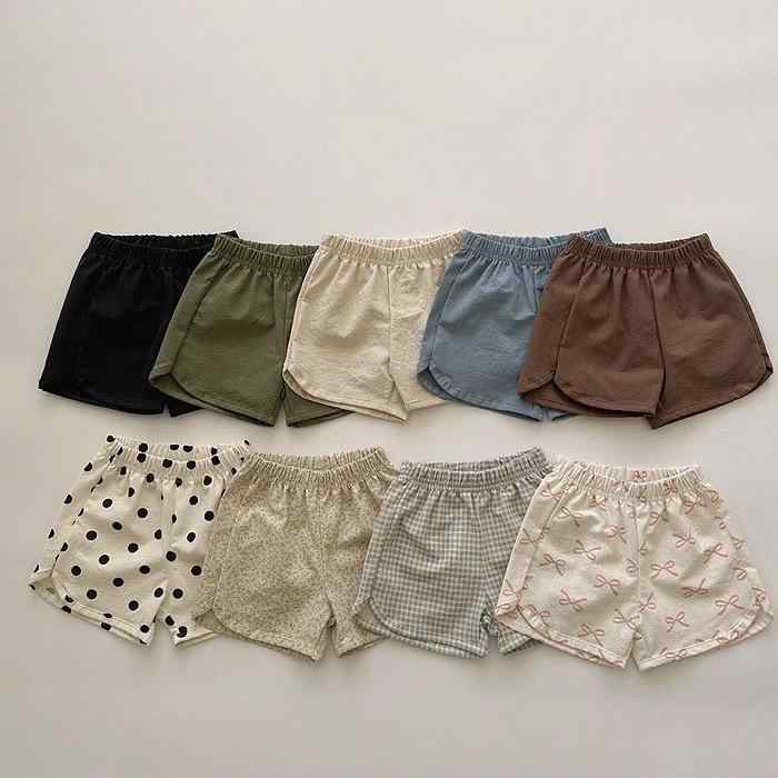 ・カテゴリ: キッズパンツ・スタイル: 韓国風・主な素材: 綿100%・安全基準: A類・ズボンの長さ: ショートパンツ・性別: 男女兼用・対象年齢: 乳幼児（1〜3歳、80〜100cm）・スタイルタイプ: ビーチパンツ・股上の深さ: 中腰・生地加工: 柔軟加工・柄: 格子、無地、キャラクター、花柄、ドット、リボン・デザイン要素: 格子、田園風、キャラクター、可愛い、プリント、英国風、トレンド、キャンディカラー、欧米風・カラー展開: アプリコット、ブラウン、湖水ブルー、アーミーグリーン、ブラック・サイズ展開: 73cm、80cm、90cm、100cm、110cm、120cm