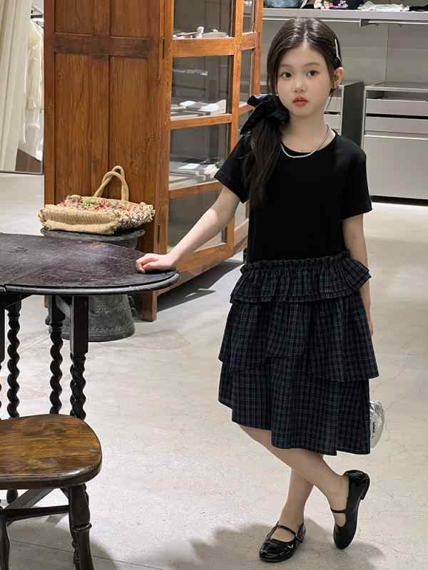 ・カテゴリ: ワンピース・スタイル: 韓国風・主な素材: 綿 92%、ポリウレタン 8%（上部） / ポリエステル 85%、綿 15%（下部）・裏地素材: 綿 80%・対象性別: ガールズ・対象年齢: 中大童（8歳以上、身長140cm以上）・柄: 無地、チェック・袖丈: 半袖・スカートデザイン: Aラインワンピース・生地加工: ソフト加工・デザイン要素: キュート・カラー展開: ブラック・サイズ展開: 120、130、140、150、160、170