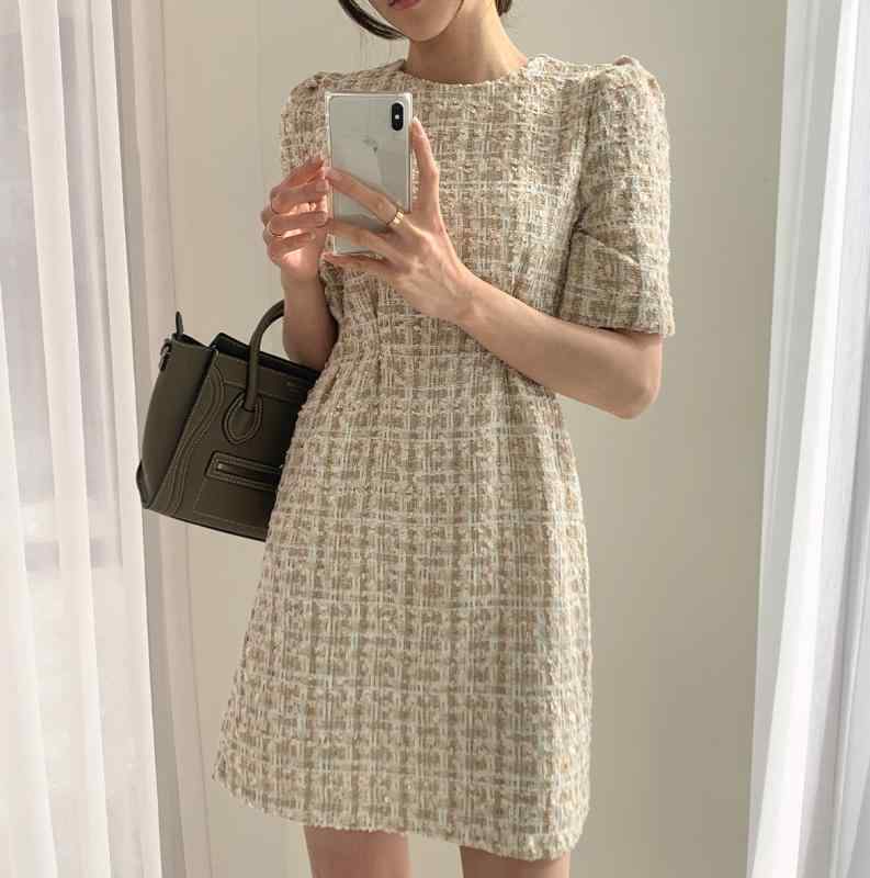 ・カテゴリ: 连衣裙（ワンピース）・素材: ポリエステル80%-90%・スタイル: 通勤風、コンサバ（通勤スタイル）・シルエット: Aライン・スカート丈: ミニスカート・ネックライン: クルーネック・袖丈: 半袖・ウエスト: ハイウエスト・デザイン特徴: ファスナー・カラー展開: ブラック、アプリコット・サイズ展開: S、M