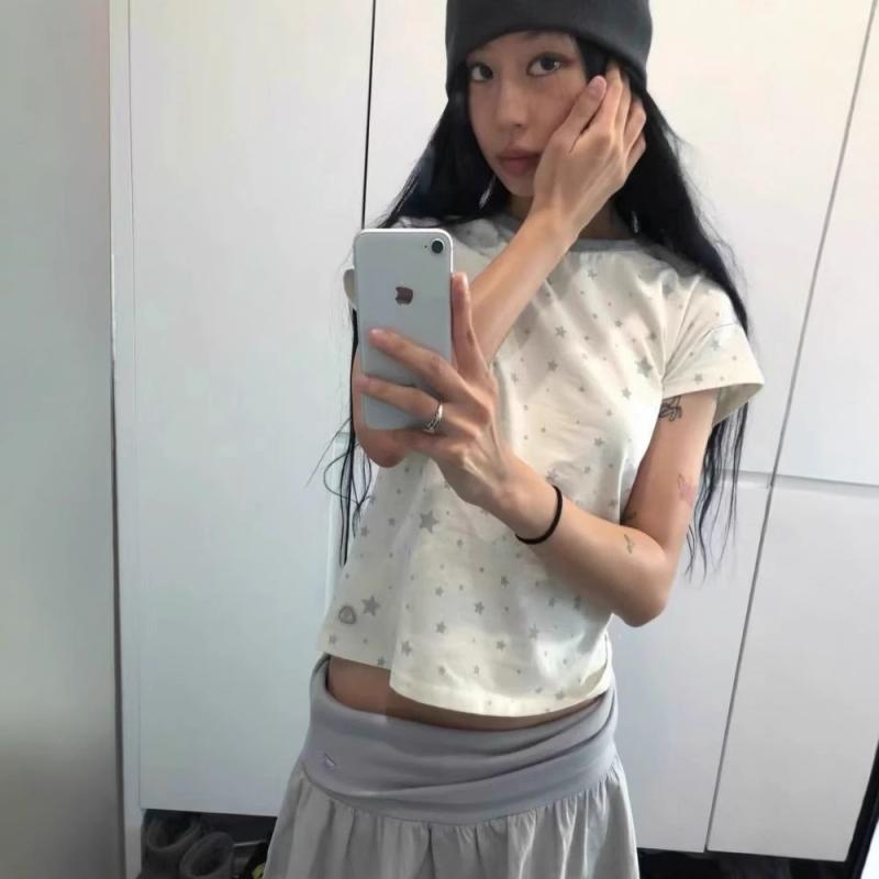 ・カテゴリ: Tシャツ・スタイル: カジュアル、韓国風・主な素材: 綿95%以上・柄: 3D立体デザイン・ネックライン: クルーネック・袖丈: 半袖・袖型: レギュラースリーブ・シルエット: スリムフィット・着丈: ショート丈（約40cm〜50cm）・デザイン特徴: 立体パターン・カラー展開: ベージュ、チャコールグレー・サイズ展開: フリーサイズ