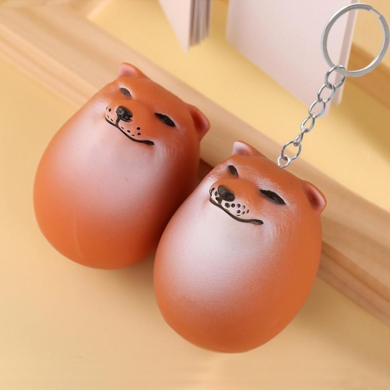 Ifukens しばこエッグ2個入り柴犬 卵 キーホルダー 可愛い 硬質タイプ犬 おもちゃ 噛むおもちゃストレス解消 グッズペットおもちゃ犬用エッグトイ クリエイティブ 柴子 おもしろガジェット 【犬のおもちゃ】しばことエッグを組み合わせたユニークなデザインで、犬の注意を引きやすくなっています。飼い主とのコミュニケーションを楽しむことができます。日常のストレスや運動不足の解消にも役立ちます。この犬のおもちゃであなたの愛するペットを驚かせてくださいとってもかわいい。誕生日、パーティー、その他特別な日の贈り物に最適です。【可愛いしばこエッグ】卵の姿に閉じ込められた柴犬です。楕円形の卵と生き生きとした表情を持つ犬の形を採用て、視覚的にも楽しませてくれます。柴子の可愛らしい表情は癒しをもたらし、コレクションとしても飾って楽しむことができ、いつ見ても笑顔になれるデザインです。【安全無害な素材で安心して使用可能】ワンちゃんが口に入れても安心・安全なTPR素材。子供から大人まで安心して触れることができます。変形しにくく耐久性に優れ，長期間使用しても楽しみを持続でき，日常のお手入れも簡単です。【持ち運びに便利なコンパクトサイズ】適度な大きさで手に握りやすく、本物の卵のような質感です。ポケットやバッグに簡単に収納可能，場所を取らないため自宅はもちろん、オフィス、学校、旅行先などどこにでも持っていけます。犬の卵キーホルダーペンダントは、バッグに付けて装飾品としていつでも必要なときに取り出して使用でき，いつも身近にストレス解消の相棒を置いておけます。【多機能で場面を選ばない活躍】おもちゃとして楽しむだけでなく、ストレス解消グッズとしても大活躍。デスクの小さな装飾としても使用可能です。子供との遊び時間にも、大人のリラックスタイムにも、幅広い場面で役立つ多目的アイテムです。もらった人も幸せな気分になれる、誰にとっても可愛くて楽しいプレゼントです。