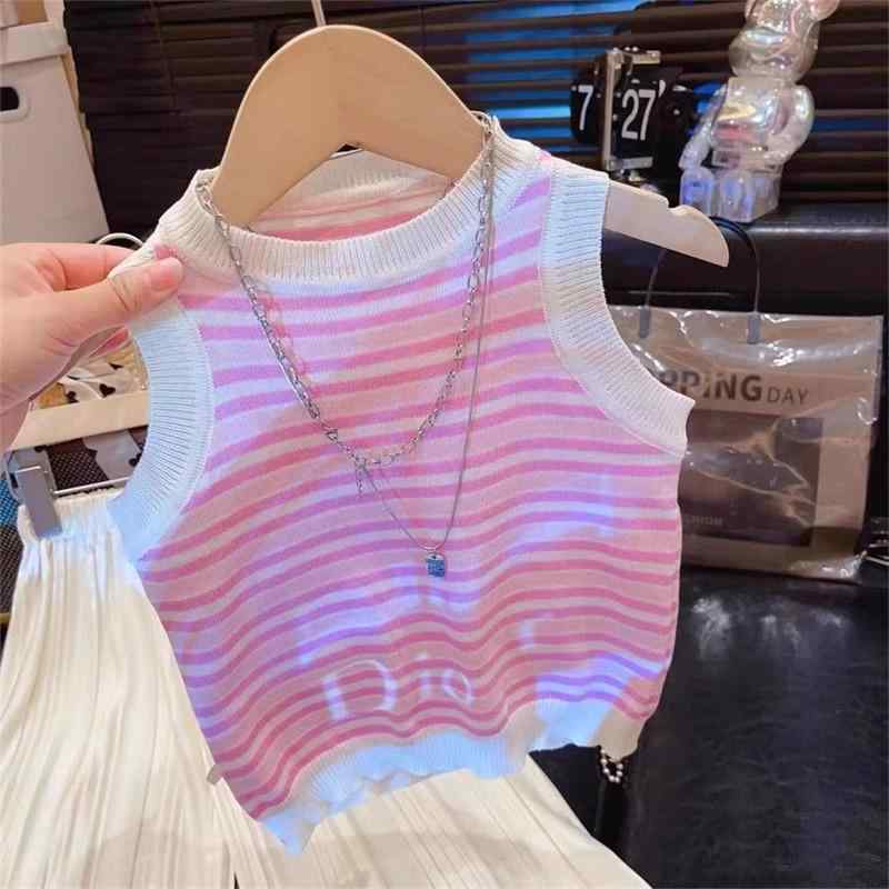 女の子の 夏 スーツ 2025 新作 おしゃれの ストライプニットベスト 子供の 万能の トップス 氷の パンツ 2つの セット商品番号: YE24295カテゴリー: 対象性別: 女性スタイル: 韓国語バージョンセットタイプ: パンツスーツセットのピース数: 2点セットORIGIN: 浙江省年齢層に適しています: 子供（3～8歳、100～140cm）季節に合わせて: Summer袖丈: ノースリーブフードをかぶるかどうか: フードなしパンツ丈: パンツ生地の職人技: ソフトトリートメント本物の写真: モデルなしの実際のショット発売年と季節: 2025年夏AQL抜き取り検査基準: いいえ平回し針ピッチ 12～14針/3cm: いいえ髪の毛や糸くずは切られていますか？: 明らかな部分はトリミングされています生地名: ポリエステル主な生地構成: ポリエステル繊維（ポリエステル）主な生地成分の含有量: 100セキュリティレベル: カテゴリーB閉じたスタイル: プルオーバー色: ピンクと白のストライプ2点セット身長に適した: タグ90は90cmに適しています。,タグ100は100cmに適しています,タグ110は110cmに適しています。,タグ120は120cmに適しています。,タグ130は130cmに適しています。,タグ140は140cmに適しています。製品カテゴリー: 子供用スーツ