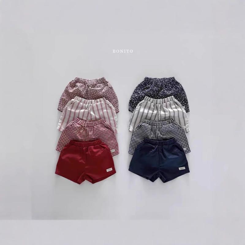 ・カテゴリ: キッズパンツ・スタイル: 韓国風・素材: 綿100%・安全基準: Aクラス・ズボン丈: ショートパンツ・対象性別: 男女兼用・対象年齢: 乳幼児（1～3歳、80～100cm）・デザイン: 基本仕様・生地加工: 柔軟加工・柄: チェック、ドット・股上: ミドルライズ・カラー展開: ブルーショートパンツ、赤褐色小花柄ショートパンツ、ブルー小花柄ショートパンツ、ブラックストライプショートパンツ、ブラックチェックショートパンツ、レッドチェックショートパンツ、レッドストライプショートパンツ、レッドショートパンツ・サイズ展開: 73cm、80cm、90cm、100cm、110cm、120cm