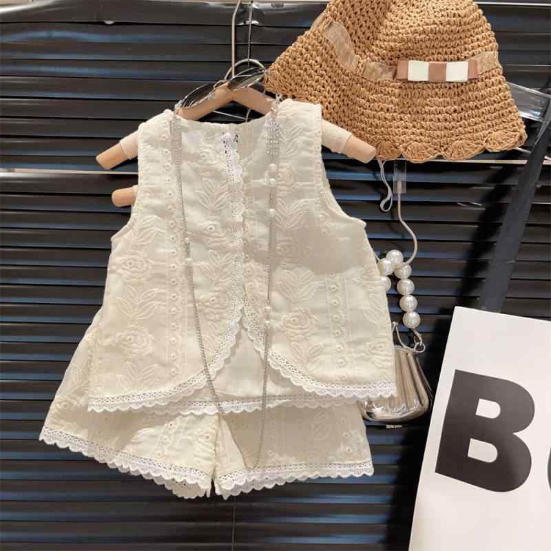 ・カテゴリ: キッズセットアップ・スタイル: 韓国風・対象性別: 女の子・セット内容: トップス、パンツ（2点セット）・対象年齢: 中小童（3～8歳、100～140cm）・袖丈: ノースリーブ・パンツ丈: ショートパンツ・生地の厚さ: 薄手・柄: 花柄・デザイン要素: レース、フリル・素材: 綿100%・カラー: ベージュ・対応身長: 3Y/9144cm, 4Y/10058.4cm, 5Y/10972.8cm, 6Y/11887.2cm, 7Y/12801.6cm