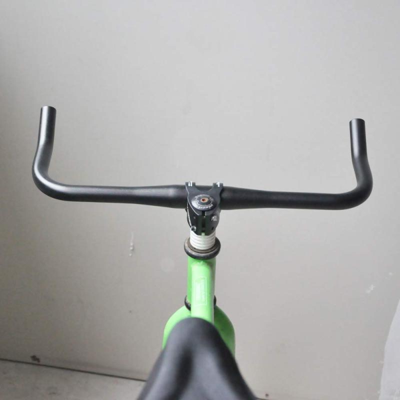 ビジョンストアのUPANBIKE バイクハンドルバー ブルホーンハンドルバー アルミニウム合金バー φ31.8mm* 400mm / 440mm固定ギアバイク ロードバイク用｜アングル3