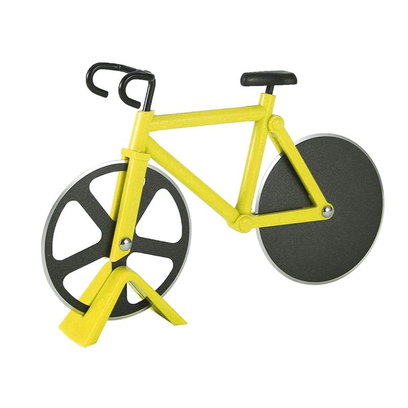 自転車ピザカッター キッチンガジェット【道具サイズ】：約12*18.5cm cm、ピザカッターだけでなく、キッチンの装飾、楽しく実用的なギフトとしても使用できます。【面白いデザイン】：実際の自転車を1/10スケールで模倣し、自転車のフレーム、ホイール、シート、ステアリングホイールなどの細部を真に復元しています。 ピザを切る楽しさを味わえる、とても革新的なキッチンツールです。 絶妙な技量とユニークで創造的な自転車の形のデザインで、デスクトップの装飾としても使用できます。【高品質】自転車ピザカッターは食品グレードのステンレス鋼で作られており、前輪と後輪は鋭利な非直刃ステンレス鋼で作られています。 安全で無毒なので、安心して使用できます。 滑り止め加工、耐久性、防錆性に優れています。【安全に使用可能】人間工学に基づいたハンドルデザイン、内蔵の指と親指のガードにより、ピザを切るのに最適な安全性と安定性を提供します。 スタンド付きなので収納・保管に便利です。【メンテナンスが簡単】自転車ピザナイフは焦げ付き防止層を採用しており、焦げ付きにくくお手入れが簡単で、食品と直接接触することができるため、より安全で健康的です。 お手入れは簡単で、水を吸収し、拭いて乾燥した場所に置くだけです。 （手洗いの際は分離した刃で傷をつけないよう安全にご注意ください）