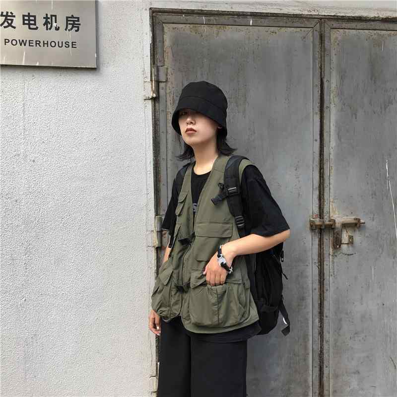 ・カテゴリ: 棉服马甲・スタイル: カジュアル・フィット感: スリムフィット・デザイン: カーディガン・ネックライン: Vネック・フード: なし（フードなし）・厚み: 薄手・柄: 無地・主な素材: ナイロン100%・裏地素材: ポリエステル・着用シーン: カジュアル・対象: メンズ、青年、成人・ディテール: マルチポケット・ポケット仕様: 立体パッチポケット・裾のデザイン: ラウンドヘム・カラー展開: レッド、ブラック、アーミーグリーン、カーキ、パープル・サイズ展開: L、XL、XXL、XXXL、4XL