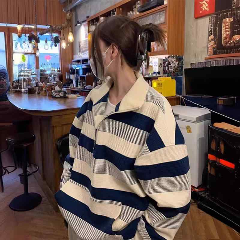 トレーナー レディース ヴィンテージ風 ハーフジップ ストライプ柄 長袖 オーバーサイズ 薄手 春秋 カジュアル・カテゴリ: トレーナー・スウェット・柄: 英字/数字/文字・スタイル: カジュアル・フィット感: ルーズ・セット内容: 単品・着丈: ミディアム丈(65cm-80cm)・袖丈: 長袖・袖のタイプ: 通常・ネックライン: ポロ襟・厚み: 通常・流行の要素: ストライプ・加工技術: 配色・素材: 綿・カラー展開: ブラック、ブルー・サイズ展開: M、L、XL、2XL、3XL・テイスト: 日韓カジュアル、ルーズスタイル・対象性別: レディース