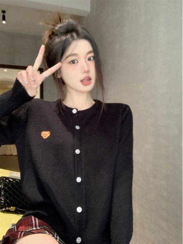 ニットカーディガン レディース 秋服 クマ刺繍 丸首 セーター 暖かい 羽織り 柔らかい 軽量 普段着 ゆるシルエット 黒・カテゴリ: セーター・生地: ビスコース繊維・柄: クマ・厚さ: 普通・組み合わせ: 単品・スタイル: カーディガン・シルエット: レギュラー・袖のタイプ: 通常袖・ネックライン: クルーネック・袖丈: 長袖・流行の要素: リブ編み・着丈: 約50-65cm・加工: 高温セット加工・カラー展開: 杏色, グレー, ブラック・サイズ展開: S, M, L, XL, 2XL・テイスト: 都会的で洗練されたスタイル・着用方法: 前開き