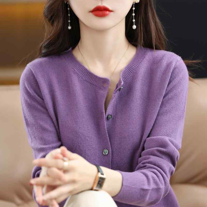 カーディガン レディース 長袖 ニット 丸首 セーター 羽織り 無地 シンプル 春物 カジュアル 薄手 アウター・素材: 粘土繊維・柄: 無地・厚さ: 普通・構成: 単品・スタイル: カーディガン・シルエット: 普通・袖型: 通常袖・ネックライン: クルーネック・袖丈: 長袖・デザイン要素: ボタン・着丈: 50cm-65cm・加工: 高温セット・カラー展開: 愛瑪オレンジ, ベージュ, 金キャメル, パープル, エメラルドグリーン, スモーキーブルー, クラインブルー, チェリーレッド, ブラック, ホワイト, 海藻ブルー, 原毛キャメル, マスタードイエロー, グレー, ネイビー・サイズ展開: M, L, XL, XXL・雰囲気: 通勤・着用方法: カーディガン・主素材配合率: 30%-50%・カテゴリ: セーター