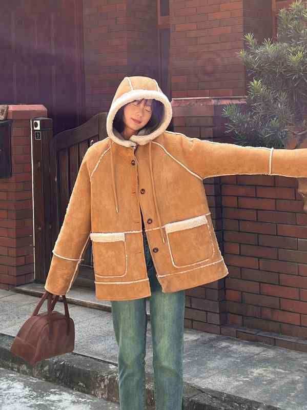 コート レディース アウター フード付き ラムウール 保温 ゆったり ヴィンテージ風 冬 毛皮一体 防寒 カジュアル 通勤 シンプル 体型カバー 暖かい 上品 無地 厚手 ボアコート 柔らかい お出かけ 大人かわいい 快適 普段使い ベーシック ボア 裏・カテゴリ: レディースウールコート・主な素材: 麂皮絨、ポリエステル・柄: 無地・厚さ: 超厚・フィット感: レギュラー・着丈: ミディアム丈(65-80cm)・ネックライン: フード付き・袖丈: 長袖・加工: 高マンガン酸ウォッシュ・カラー展開: ブラウン・サイズ展開: フリーサイズ・スタイル: 通勤・対象年齢: 大人・流行の要素: ボタン・性別: レディース・袖の形状: レギュラー袖