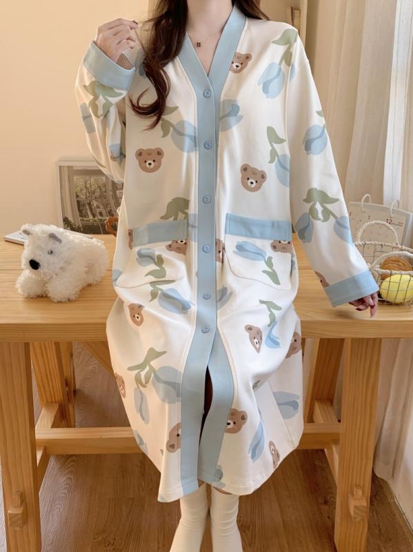 マタニティ 授乳服 パジャマ 部屋着 カップ付き 前開き ワンピース 春夏 薄手 産前 産後 妊婦 入院着 出産準備["・カテゴリ: ワンピース","・ネックライン: Vネック","・袖丈: 長袖","・素材: ポリエステル繊維95%以上","・柄: キャラクター","・スカート丈: ミディアム丈","・カラー展開: 0301, 0302, 0336, 0337","・サイズ展開: M, L, XL, XXL, XXXL","・シルエット: プリンセスライン","・スタイル: 清潔感・スイート","・流行の要素: キャラクター","・袖型: レギュラー袖","・工芸: プリント"]