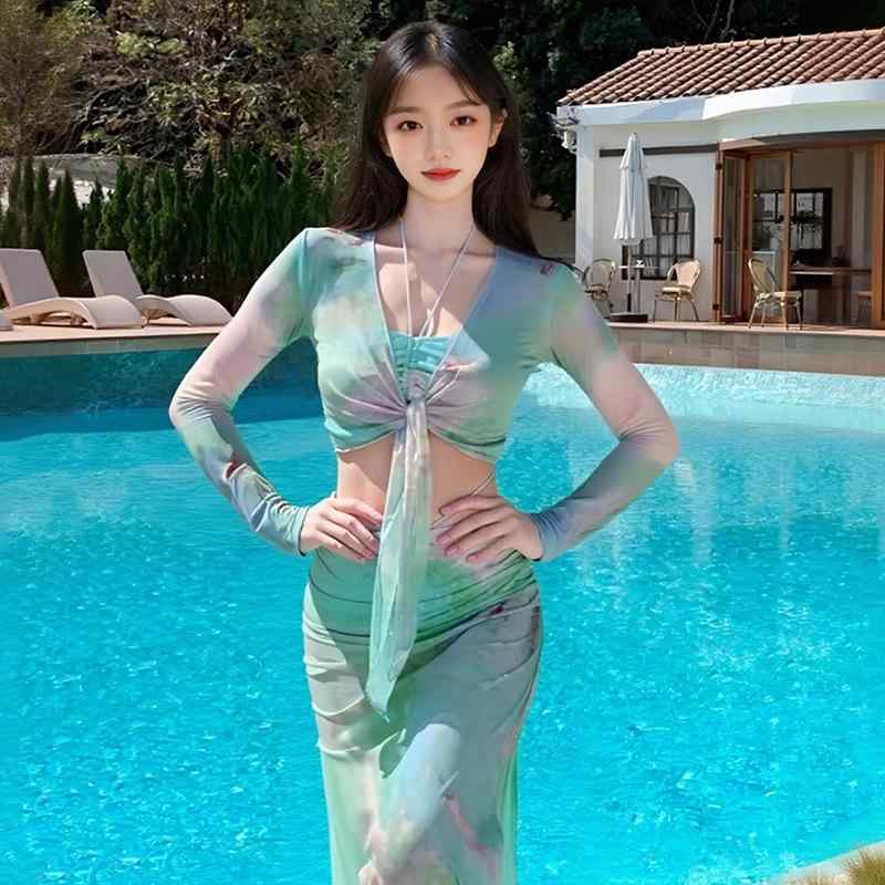 水着 レディース 4点セット ビキニ 長袖 ラッシュガード 体型カバー 痩せ見え UVカット 日焼け防止 温泉 オールシーズン 可愛い フェミニン・性別: レディース・対象年齢: 大人・デザイン: グラデーション・パッド仕様: 胸パッド付き（ワイヤーなし）・素材: 牛乳シルク・素材成分: ポリエステル94%・重量: 275g・裏地素材: ポリエステル・裏地成分: ポリエステル100%・用途: ダンス、水泳・カラー展開: 湖水ブルー、ブルー・サイズ展開: フリーサイズ（推奨35-60kg）、S（推奨35-42.5kg）、M（推奨42.5-47.5kg）、L（推奨47.5-52.5kg）、XL（推奨52.5-60kg）・袖丈: 長袖・スタイル: 三角パンツ