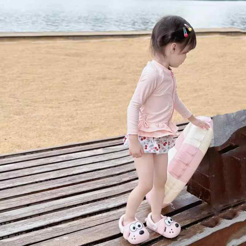 水着 キッズ 女の子 長袖 ラッシュガード ワンピース 紫外線対策 速乾 かわいい 子供用 露出控えめ スイムウェア オールシーズン・対象年齢: 0-12歳・対象性別: 女・パターン: 無地、小花柄、小清新・主な素材: ポリエステル80%・重量: 約220g・裏地素材: ポリエステル88%・カラー展開: ピンク・サイズ展開: M(10-15kg)、L(15-20kg)、XL(20-25kg)、XXL(25-29kg)・スタイル: ビキニ、セパレート、長袖セパレート