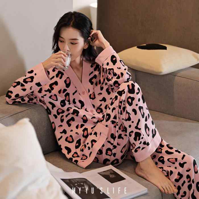 パジャマ レディース 春秋 長袖 ルームウェア セットアップ コットン風 Vネック 和服風 部屋着 ゆるかわ ゆったり 無地 シンプル リラックスウェア ワンマイルウェア 快適 柔らかい 上下セット・カテゴリ: 睡裤・素材: 仿棉・スタイル: セットアップ・厚さ: 普通・生地の厚さ: 141-160g/平米・ネックライン: Vネック・袖丈: 長袖・ボトムス丈: ロングパンツ・機能: カジュアル、ルームウェア、快適、外着可能・対象: 少女・用途: アウトドア、ルームウェア・カラー展開: 水墨画、郁金香、紫罗兰、水蜜桃、黒色玫瑰、橘色花朵、小桃心、杏色花朵树叶、樱桃字母、紫色桃心、绿色碎花、黄色柠檬、紫色玫瑰、爱心草莓、杏色字母条、粉豹纹、波浪纹、粉圆圈、紫圆圈、绿色线条、杏色几何、黒白格子・サイズ展開: M,L,XL,XXL・テイスト: シンプル