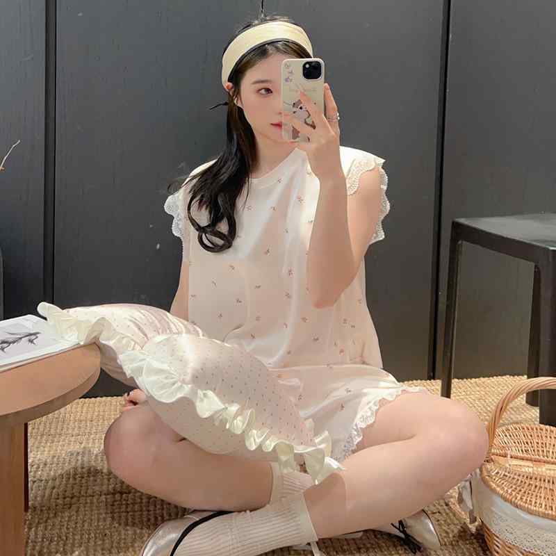 パジャマ レディース 春夏 上下セット ルームウェア 花柄 レース ノースリーブ ショートパンツ 韓国系 セクシー カジュアル シンプル ホームウェア・カテゴリ: セットアップ・素材: ポリエステル100%・厚さ: 薄手・ネックライン: 襟付き・袖丈: ノースリーブ・パンツ丈: ショートパンツ・機能: カジュアル、通気性、吸湿速乾、快適・対象: 青年女性・利用シーン: アウトドア、室内、ホテル、リゾート・カラー展開: 小花柄・サイズ展開: L,XL・スタイル: フェミニン