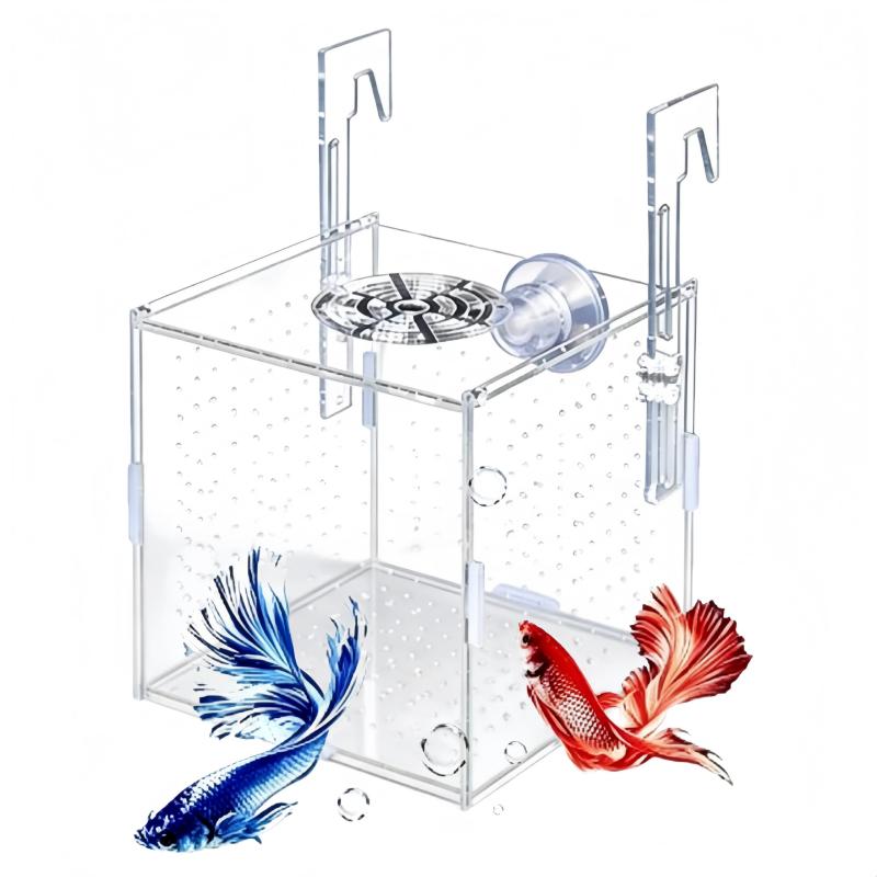 Ai-OUMLEEF 稚魚繁殖隔離ボックス フック付き 吸盤付き 透明アクリル製 水槽用隔離ケース メダカ・熱帯魚飼育 産卵箱 孵化ケース 稚魚保護 魚分離ボックス 取り付け簡単 多機能 省スペース 水稚魚共食い防止保護構造：稚魚繁殖隔離ボックスは魚分離ボックス 親魚稚魚仕切りとして稚魚共食い防止 隔離容器の役割を担う透明アクリル製 稚魚保護ボックス；産卵後の稚魚を親魚から分離し生存率を安定させ、稚魚保護ケースとして繁殖作業のロスを低減；細かい通水穴により水槽内の水質を隔離エリアに維持稚魚共食い防止保護構造：稚魚繁殖隔離ボックスは魚分離ボックス 親魚稚魚仕切りとして稚魚共食い防止 隔離容器の役割を担う透明アクリル製 稚魚保護ボックス；産卵後の稚魚を親魚から分離し生存率を安定させ、稚魚保護ケースとして繁殖作業のロスを低減；細かい通水穴により水槽内の水質を隔離エリアに維持汎用サイズ多魚種対応産卵容器：産卵箱 熱帯魚は小型水槽対応 稚魚孵化ケースとしてメダカ・熱帯魚飼育 産卵孵化ケースに適合；10cm×10cm×10cm 透明アクリル隔離ボックスのコンパクト寸法は家庭用小型水槽から中型水槽まで収まり、複数種の観賞魚繁殖に共用；透明素材で内部の稚魚・卵の状態を外部から確認可能通水穴付き水循環維持多機能容器：多機能 稚魚繁殖飼育ケースは水の循環確保 透明隔離ケースの通水構造を搭載；水槽全体の濾過循環が隔離内部まで届き停滞水を作らず水質悪化を抑える；産卵、孵化、稚魚育成、病魚隔離まで一本で対応する水槽壁固定型 産卵飼育ケース省スペース飼育補助アクセサリー：省スペース 水槽内隔離容器は水族館アクセサリーとして初心者向け メダカ繁殖アクセサリーに最適；水槽床面のスペースを占有せず壁面に固定するため魚の遊泳エリアを確保；観賞魚繁殖用 アクリル飼育ボックスとして繁殖初心者の飼育管理負担を軽減