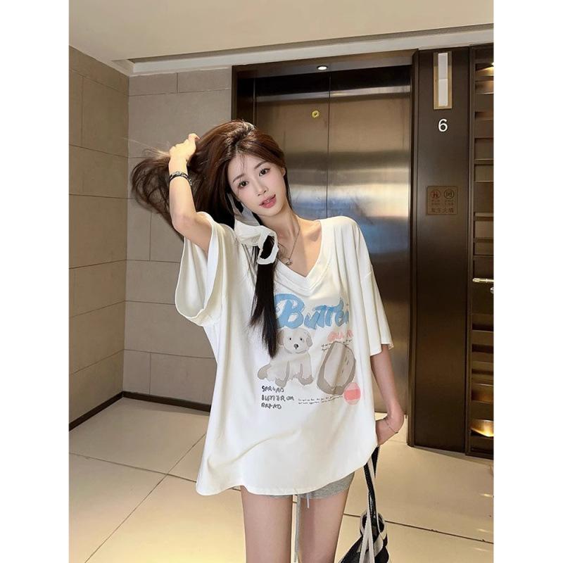 Tシャツ レディース 半袖 イラストプリント Vネック トップス ゆったり かわいい カジュアル 春夏 リラックス感 抜け感 オーバーサイズ 体型カバー コットン混 通気性 部屋着 デイリー・素材: 綿100%・柄: 漫画キャラクター・スタイル: プルオーバー・袖丈: 半袖・工法: プリント・フィット感: ルーズフィット・着丈: ミディアム丈(65-80cm)・ネックライン: Vネック・袖型: レギュラー袖・流行の要素: プリント・カラー展開: ホワイト, ブラック・サイズ展開: M, L, XL・テイスト: 日韓カジュアル・混率: 綿95%以上・カテゴリ: Tシャツ