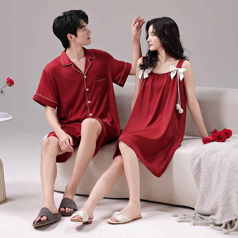 ルームウェア メンズ レディース パジャマ スリップ カップル お揃い 結婚祝い 部屋着 接触 ナイトウェア サテン風 短袖 キャミソール 吊りスカート 赤色 かわいい おしゃれ オールシーズン・カテゴリ: セットアップ・素材: 冰丝（アイスシルク）、ポリエステル・スタイル: カーディガン・厚さ: 薄手（約141-160g/平方メートル）・襟の形: 襟付き・袖丈: 七分袖・パンツ丈: ショートパンツ・機能: カジュアル、通気性、睡眠用、伸縮性、部屋着、涼感、快適、外出着用可・対象: カップル・利用シーン: アウトドア、室内・カラー展開: LS5808, LS5807・サイズ展開: レディースM, レディースL, レディースXL, レディースXXL, メンズL, メンズXL, メンズXXL, メンズXXXL・主素材配合率: 90-95%・スタイル: 韓国風