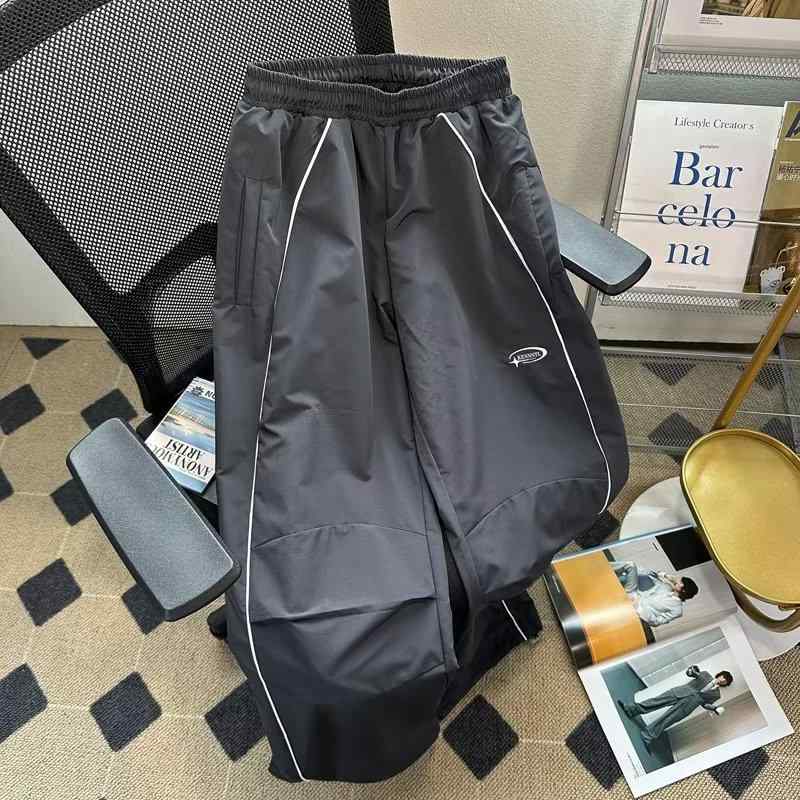カーゴパンツ メンズ レディース 春秋 スポーツ ダンス ヒップホップ ストリート カジュアル ワークパンツ 軽量 ゆったり ワイドパンツ オーバーサイズ パラシュートパンツ 運動着 ズボン・カテゴリ: カジュアルパンツ・スタイル: スポーツ・パンツ丈: 長ズボン・シルエット: ルーズ・ウエスト: ハイウエスト・厚さ: 薄手・柄: 無地・誤差範囲: 1-3cm・素材: ポリエステル95%・用途: カジュアル・裾の形状: ストレート・デザイン詳細: ワッペン・伸縮性: なし・カラー展開: グレー, ブラック・サイズ展開: M, L, XL, 2XL, 3XL・対象: メンズ