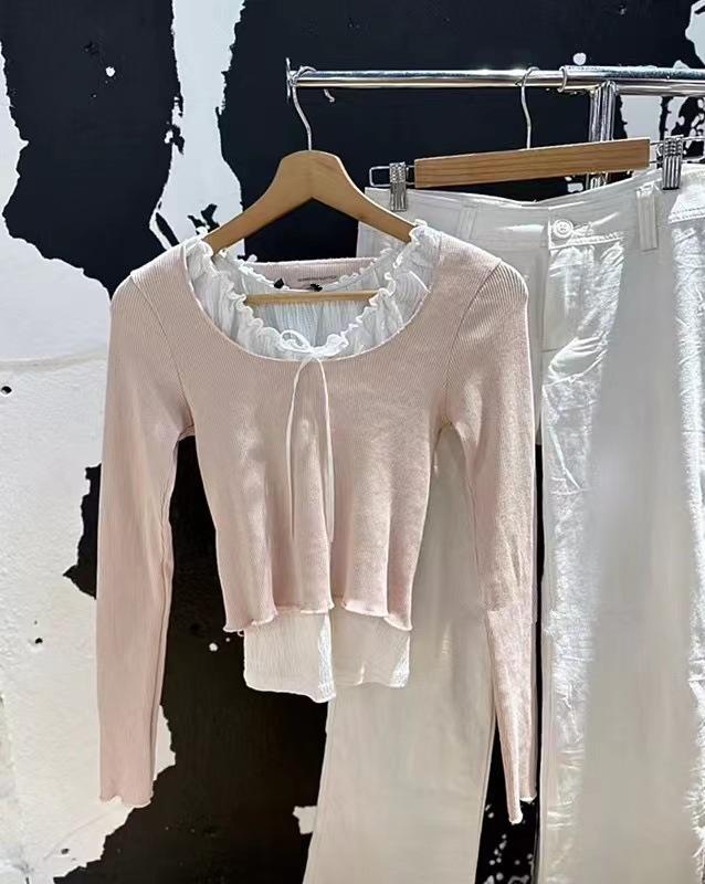 トップス レディース 長袖 クルーネック ニット バレエコア風 ショート丈 クロップド Tシャツ キャミソール レイヤード 重ね着 春 薄手 かわいい おしゃれ シンプル フェミニン ガーリー 着回し 通勤 通学 デイリーユース 伸縮性 きれいめ カジュ・素材: 綿・柄: 無地・スタイル: プルオーバー・袖丈: 長袖・加工: 形態安定・シルエット: スリムフィット・ネックライン: クルーネック・袖の形状: 通常袖・デザイン要素: ヘソ出し・カラー展開: 画像色、ホワイトベスト重ね着、ベージュベスト重ね着・サイズ展開: フリーサイズ・テイスト: 清新、スイート・主素材成分: 70%以上80%未満・カテゴリ: Tシャツ