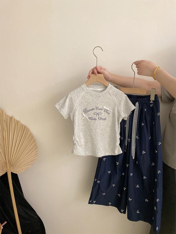 子供服 女の子 上下セット 半袖 Tシャツ ズボン セットアップ 韓国風 ロゴ プリント リボン カジュアル おしゃれ 部屋着 通学 お出かけ・性別: 女性・スタイル: スウィート・セットタイプ: パンツセット・セット内容: 2点セット・ギフトボックス内容: 服・対象年齢: 中大童(8歳以上、140cm以上)・袖丈: 半袖・フード: なし・パンツ丈: ロング丈・生地加工: 柔軟処理・厚さ: 普通・柄: アルファベット・素材名称: 綿混紡・主素材成分: 綿80%・安全基準: B類・閉鎖様式: プルオーバー・カラー展開: 印花短袖, 蝴蝶結休闲裤・サイズ展開: 110cm, 120cm, 130cm, 140cm, 150cm, 160cm, 170cm・要素: 蝶結び, トレンド・縫製仕様: 明显部位已修剪・製品カテゴリ: 子供用セットアップ