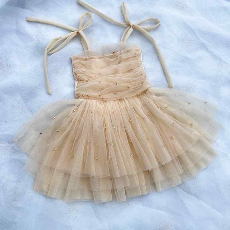 ワンピース 女の子 キッズ 夏用 ノースリーブ チュチュスカート パール 紗 礼服 かわいい おしゃれ お呼ばれ 発表会 記念撮影・スタイル: プリンセス・素材: メッシュ・カテゴリー: キャミソールワンピース・安全基準: クラスB・主な素材: ポリエステル・主な素材含有率: 60%・対象年齢: 3~8歳・スカートの形状: プリーツスカート・カラー展開: シャンパン、ピンク、ライトブルー・サイズ展開: 90cm,100cm,110cm,120cm,130cm,140cm・製品カテゴリー: 子供用ワンピース